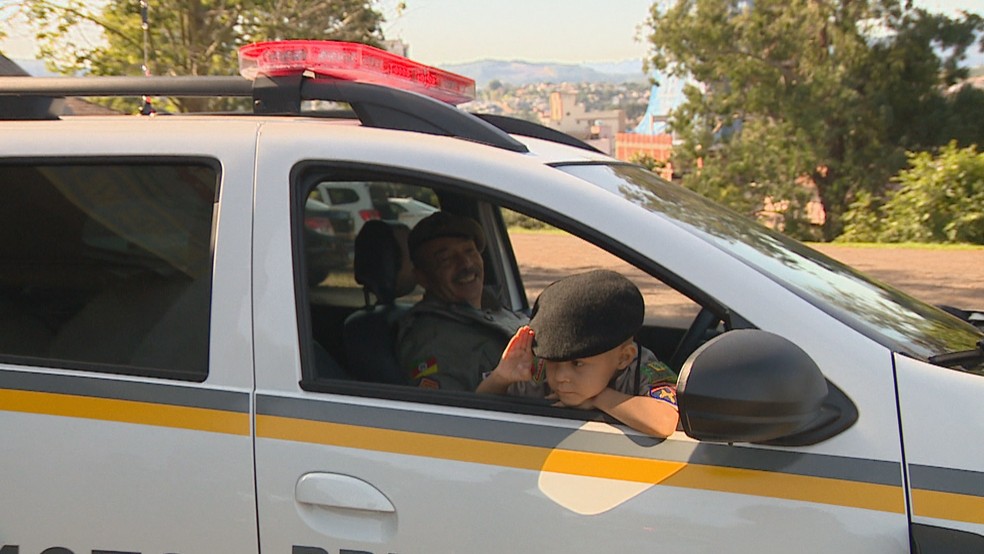 Kadmiel dentro de viatura da polícia em Campo Bom — Foto: Reprodução/RBS TV