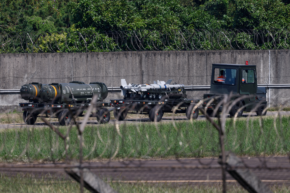 Veículo de transporte de cargas é visto carregando mísseis na base aérea de Hsinchu, em Taiwan, após manobras da China em torno da ilha, em 14 de outubro de 2024. — Foto: Tyrone Siu/ Reuters