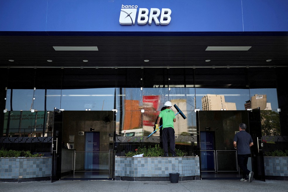 Foto de 18 de novembro de 2025 mostra a fachada do prédio do Banco de Brasília (BRB) — Foto: Mateus Bonom/Reuters