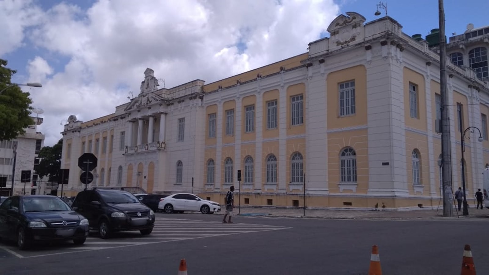 Justiça decide pela inconstitucionalidade de bolsa que remunera desempenho de professores e policiais na Paraíba