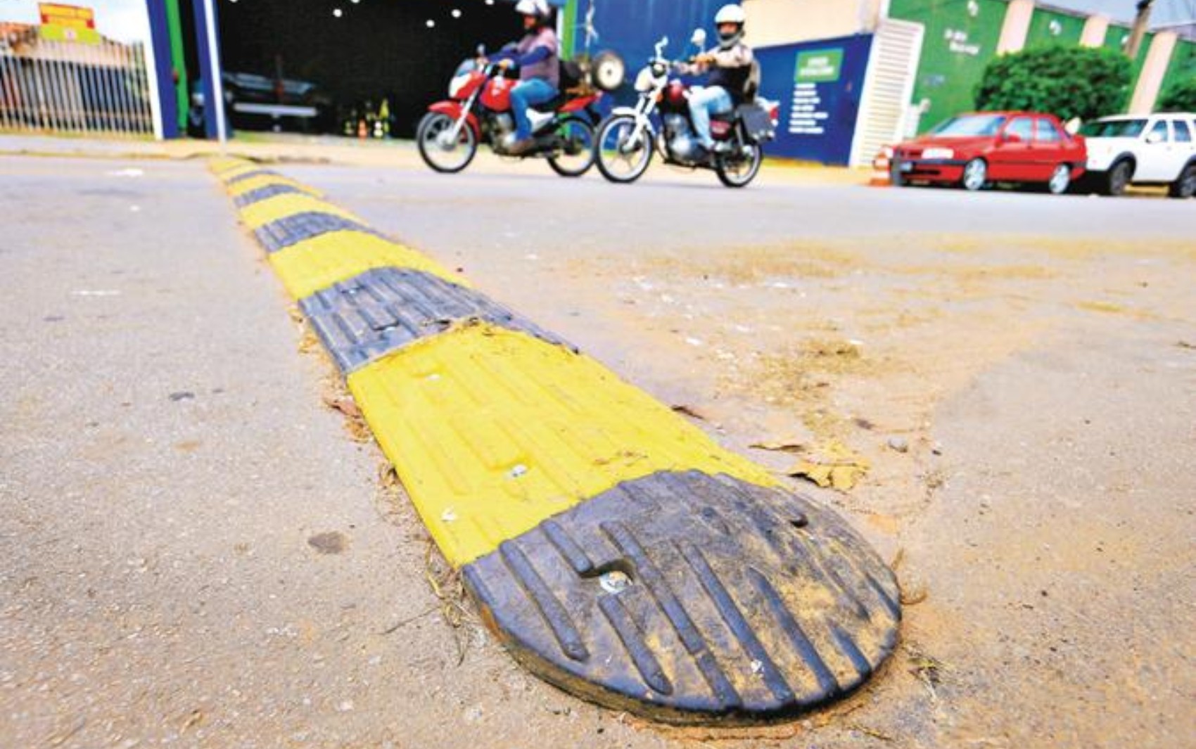 Quebra-molas de borracha são instalados Goiânia
