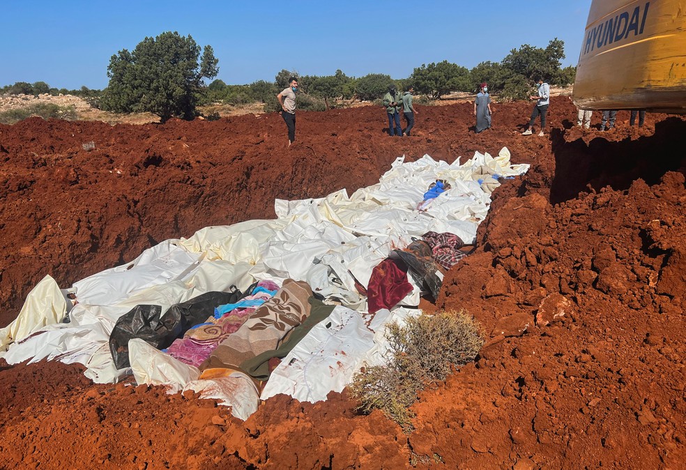 Vala comum com mortos na Libia, em 12 de setembro de 2023 — Foto: Ayman Al-Sahili/Reuters