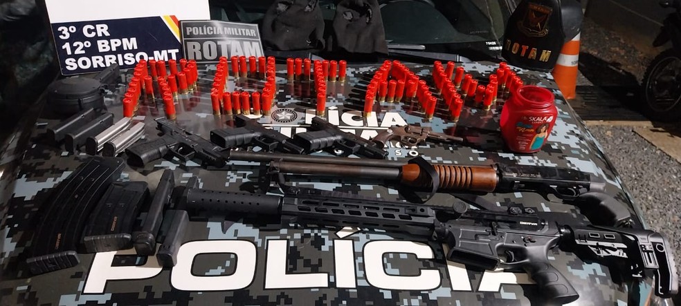 Um dos suspeitos foi abordado em um veículo usado na prática de vários roubos em Cuiabá — Foto: Polícia Militar de Mato Grosso