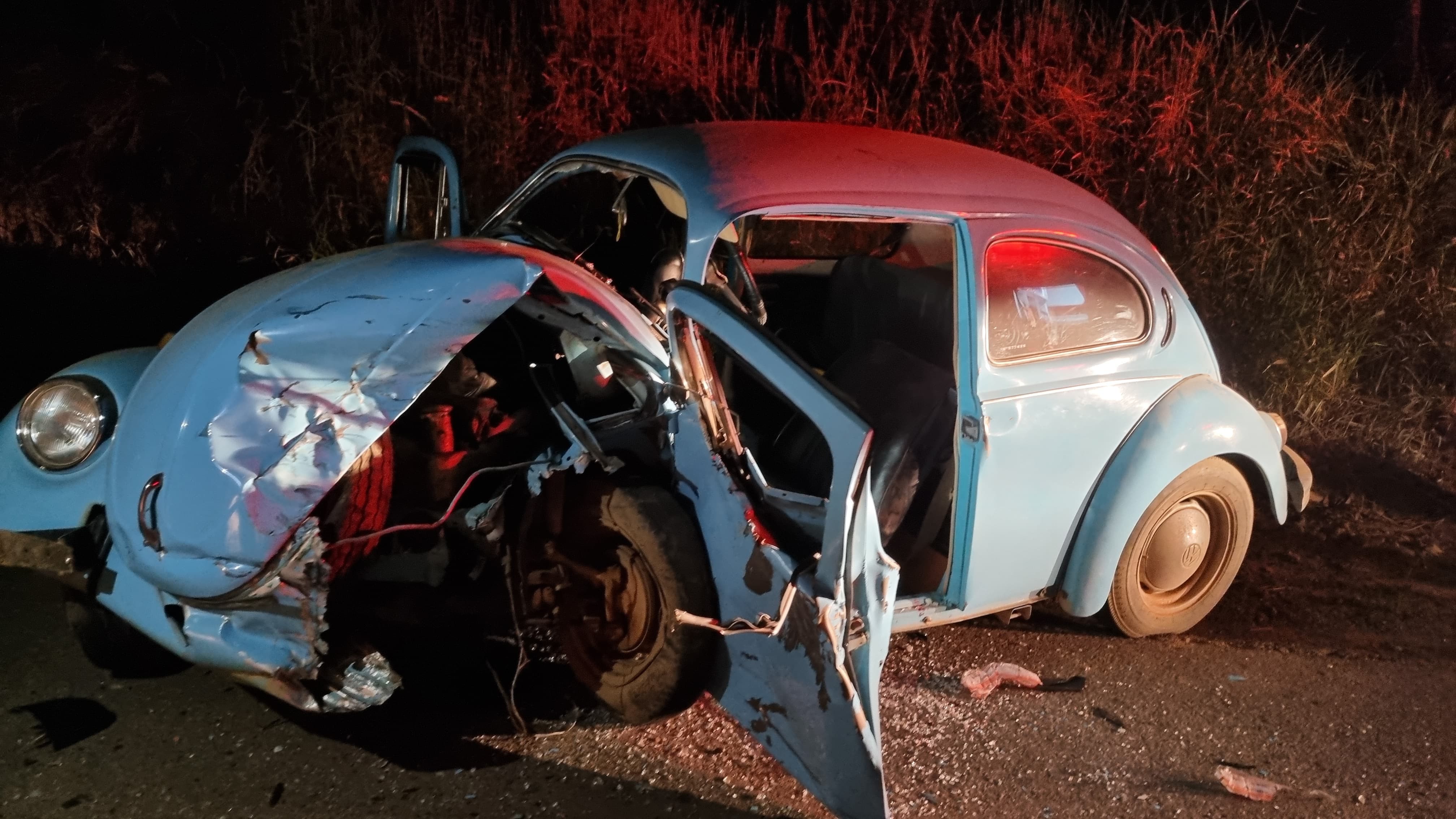 Fusca fica destruído em acidente que deixou quatro feridos em Alfredo Vasconcelos