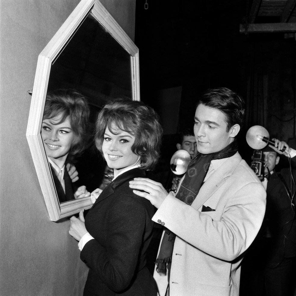 Brigitte Bardot e o ator Jacques Charrier no set de "Babette Vai à Guerra", dirigido por Christian-Jacques, nos Estúdios Saint-Maurice, em 6 de março de 1959. — Foto: AFP
