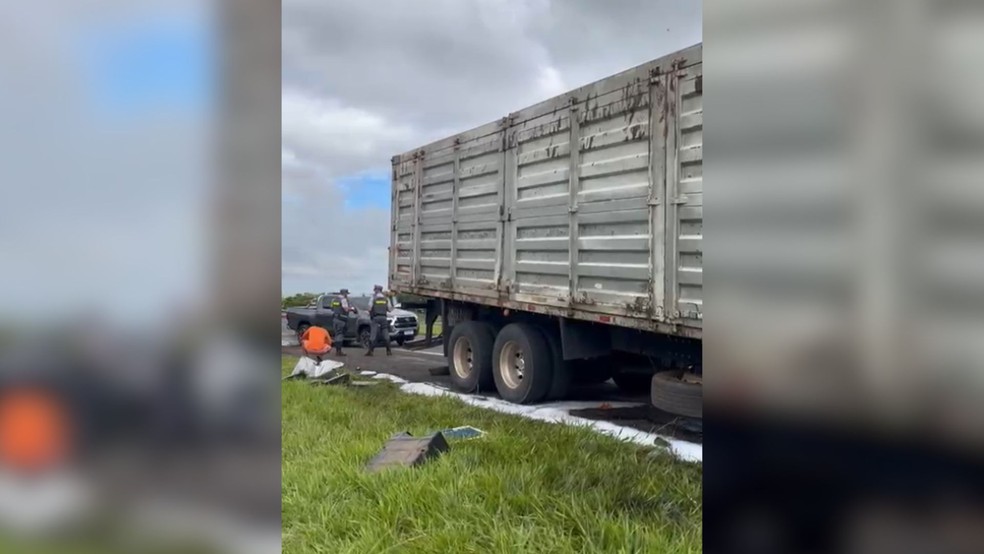 Motorista morre em acidente entre dois caminh&otilde;es e caminhonete na SP-300 em Guararapes (SP) &mdash; Foto: Imagens cedidas / L&aacute;zaro Jr. - Hoje Mais