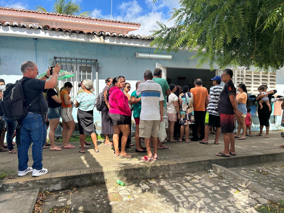 Moradores de Cidade Nova enfrentam filas para marcar consultas em unidade de saúde — Foto: Stephany Souza/Inter TV Cabugi