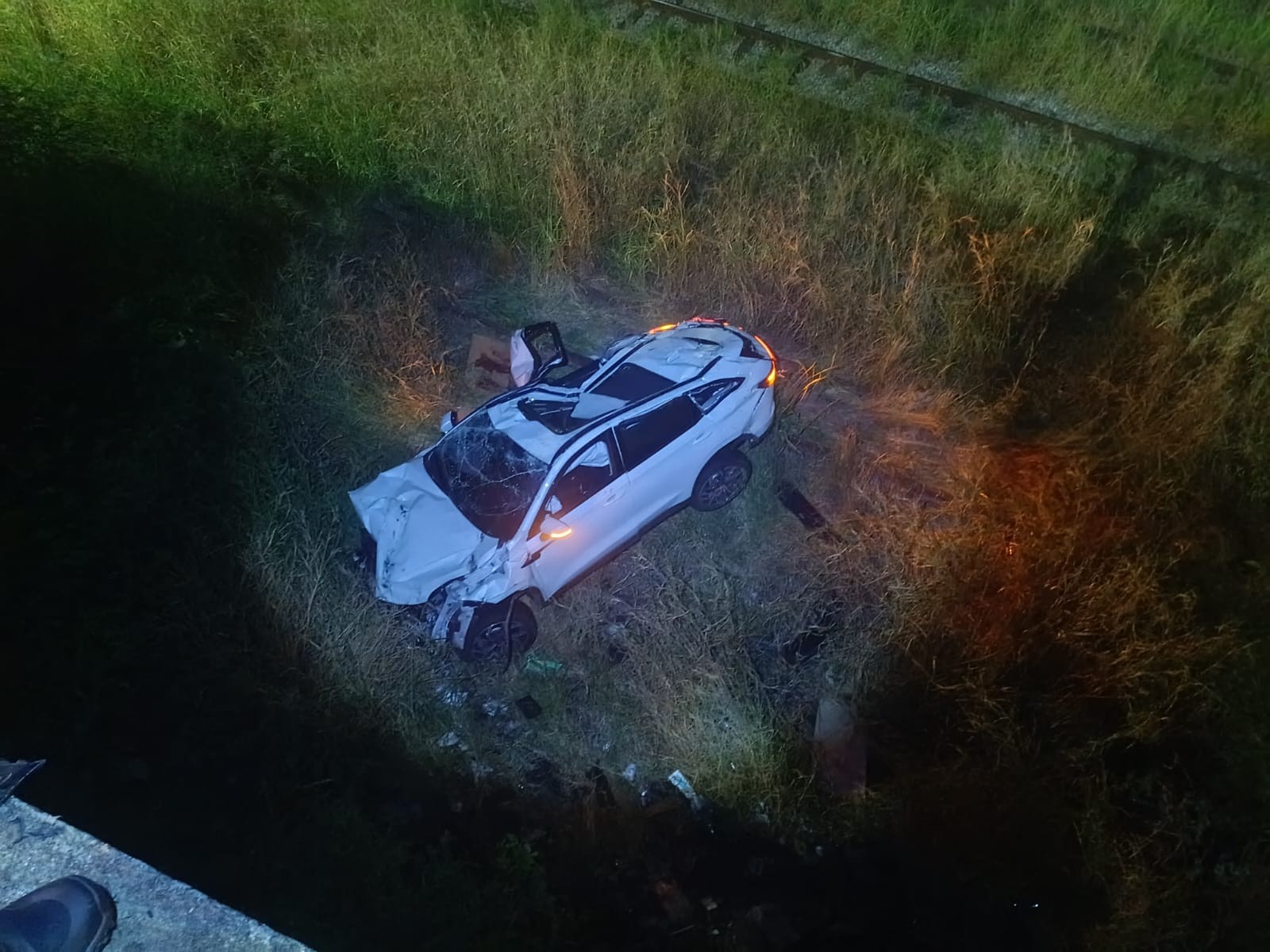 Carro cai na linha férrea após perseguição policial no Rio de Janeiro