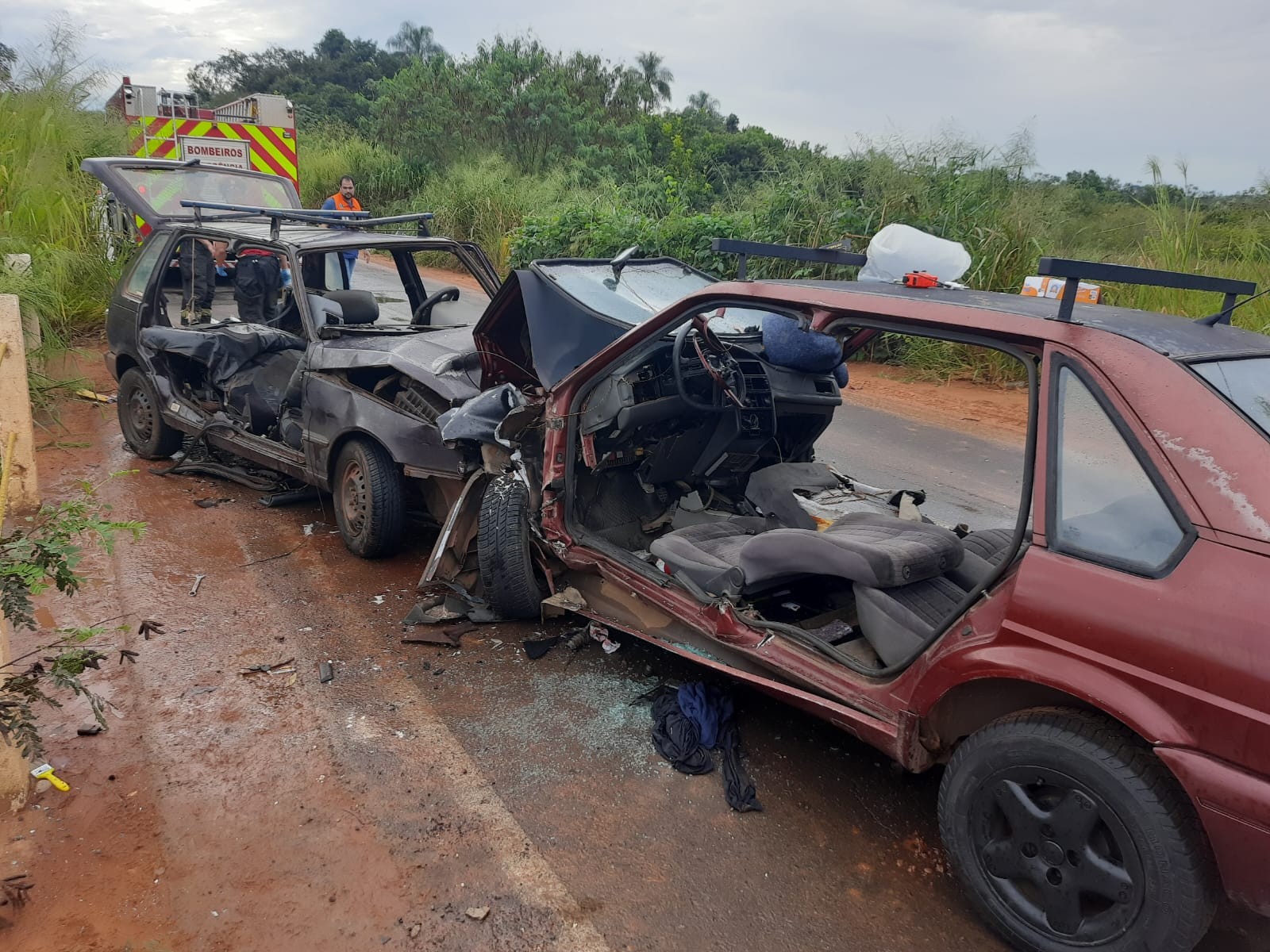 Batida frontal entre carros deixa feridos em vicinal de Tupã