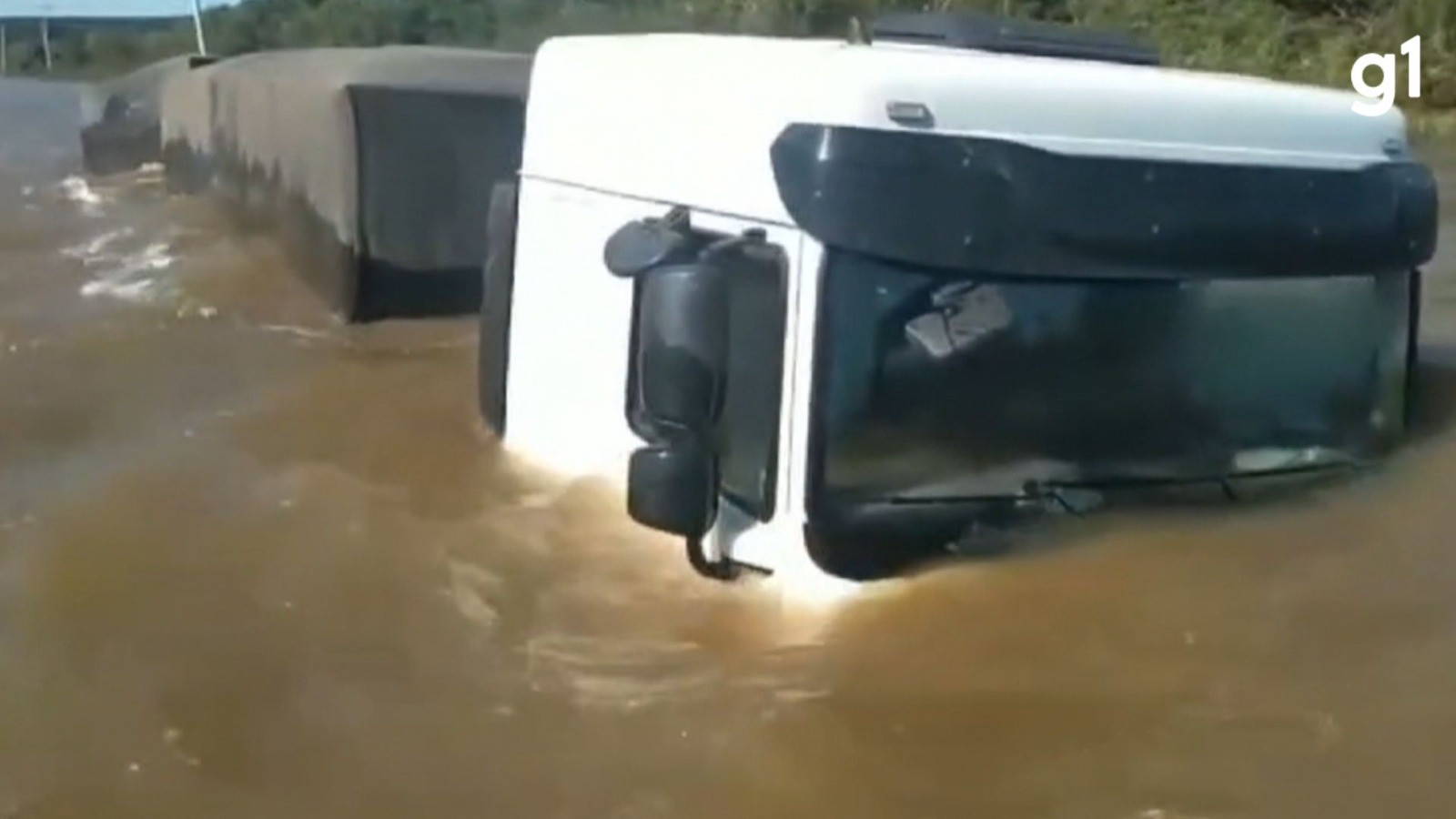 Caminhão afunda no Rio Uruguai ao tentar fazer travessia de estrada alagada; veja VÍDEO