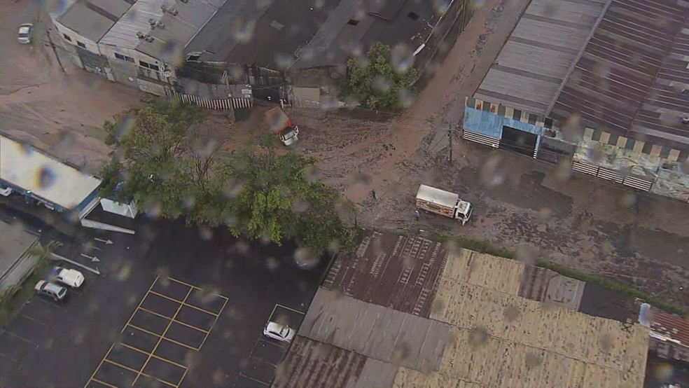 Vias alagadas na região de Aricanduva, na Zona Leste — Foto: Reprodução/TV Globo