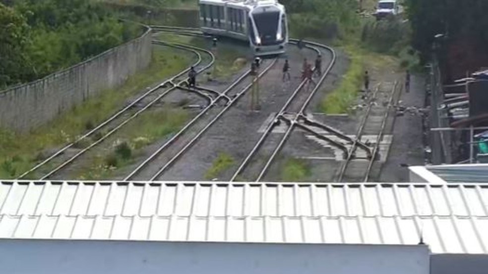 Invasão de via férrea é proibida e pode causar implicações legais. — Foto: Metrofor/ Divulgação