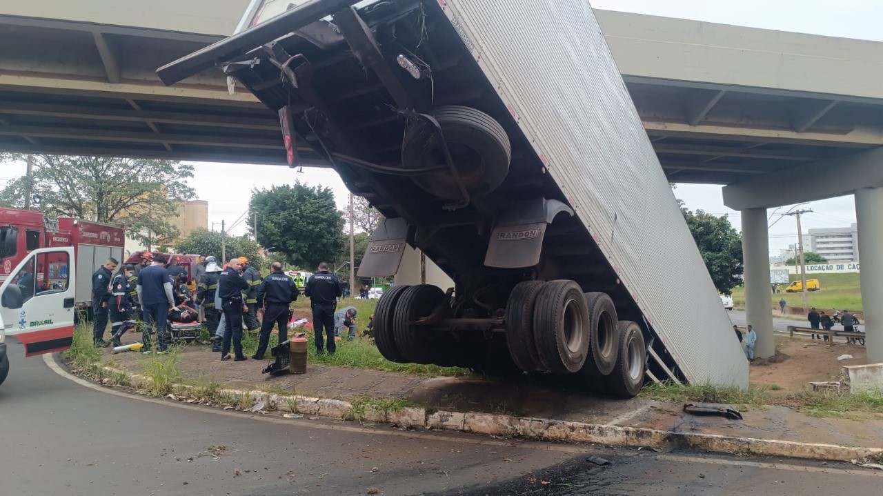 Carreta cai de viaduto da Rodovia Anhanguera após atingir barreira de concreto em Araras; VÍDEO