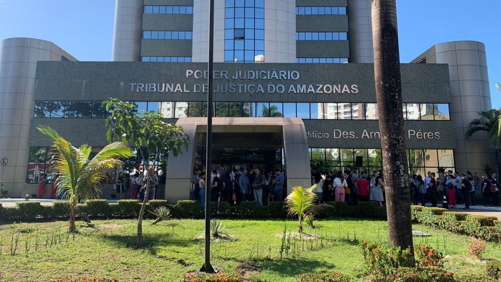Servidores e visitantes do Tribunal de Justiça do Amazonas deixaram a sede do prédio após o tremor.  — Foto: Rede Amazônica