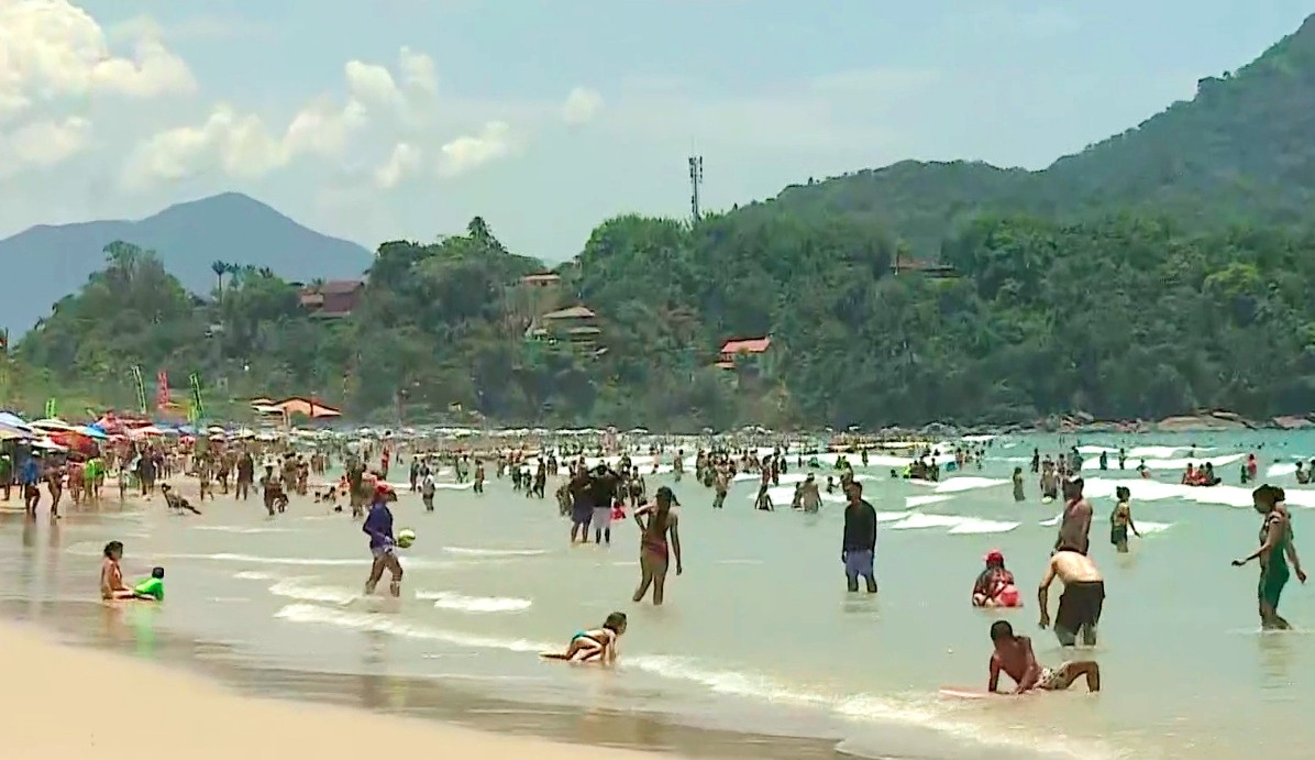 Ubatuba: turistas lotam Praia Grande em dia de calor intenso