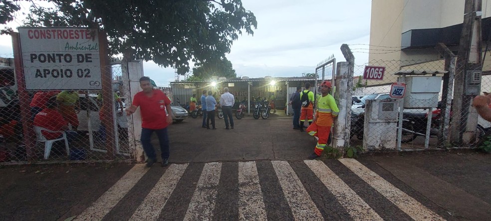 Coletores de lixo fazem paralisao em So Jos do Rio Preto (SP)  Foto: TV TEM / Rodrigo Carraro
