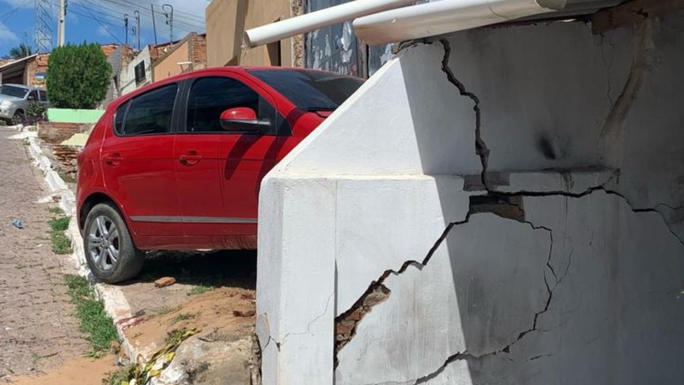 Após o homem ser morto, o carro em que ele estava desceu desgovernado e só parou ao bater no muro de uma casa. — Foto: Arquivo pessoal