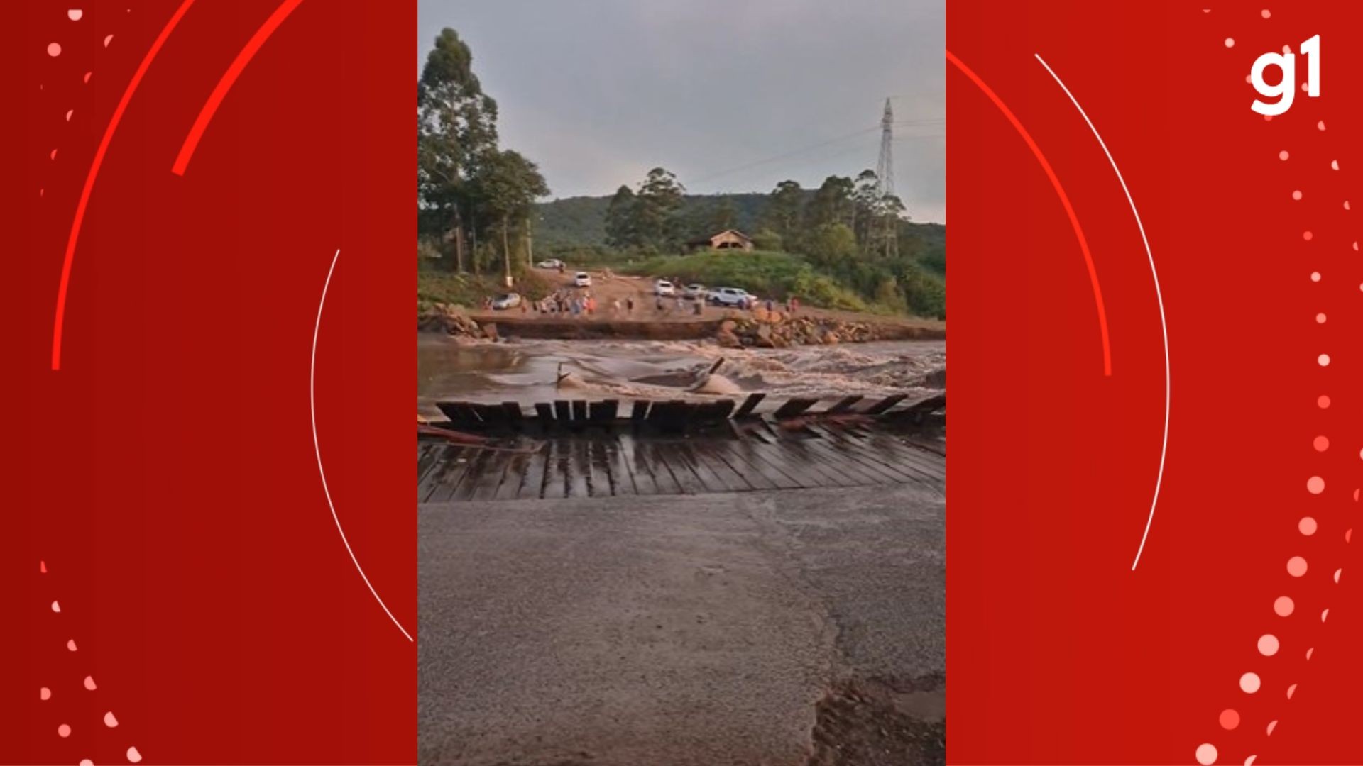 Ponte provisória construída após enchente é levada por correnteza de rio no RS