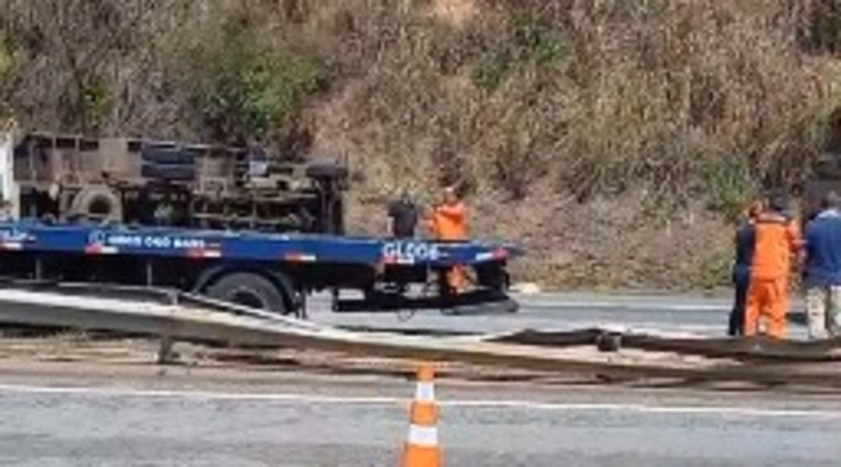 Acidente na BR-040 envolvendo dois caminhões e carro deixa feridos em Três Rios