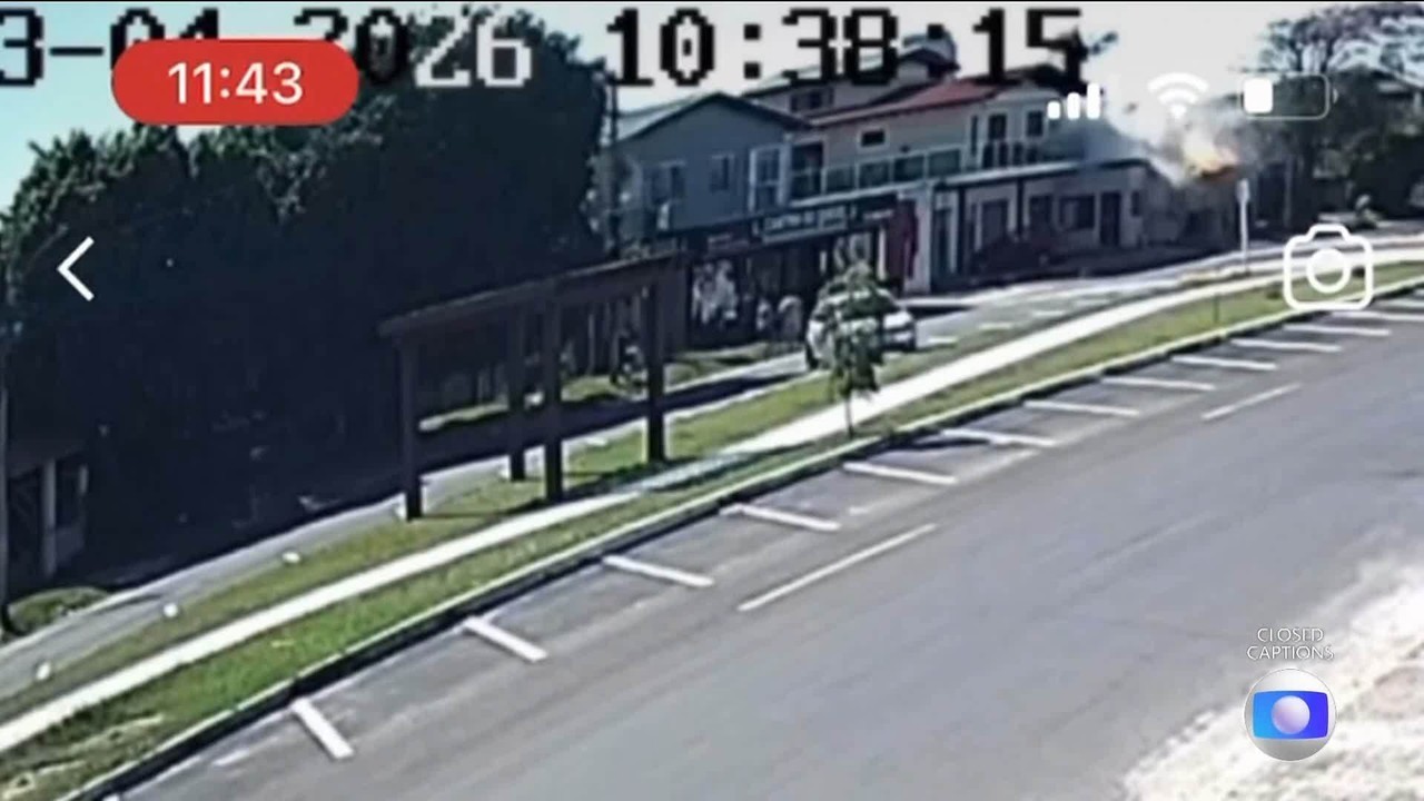 Avião atinge casas e restaurante ao cair em Capão da Canoa