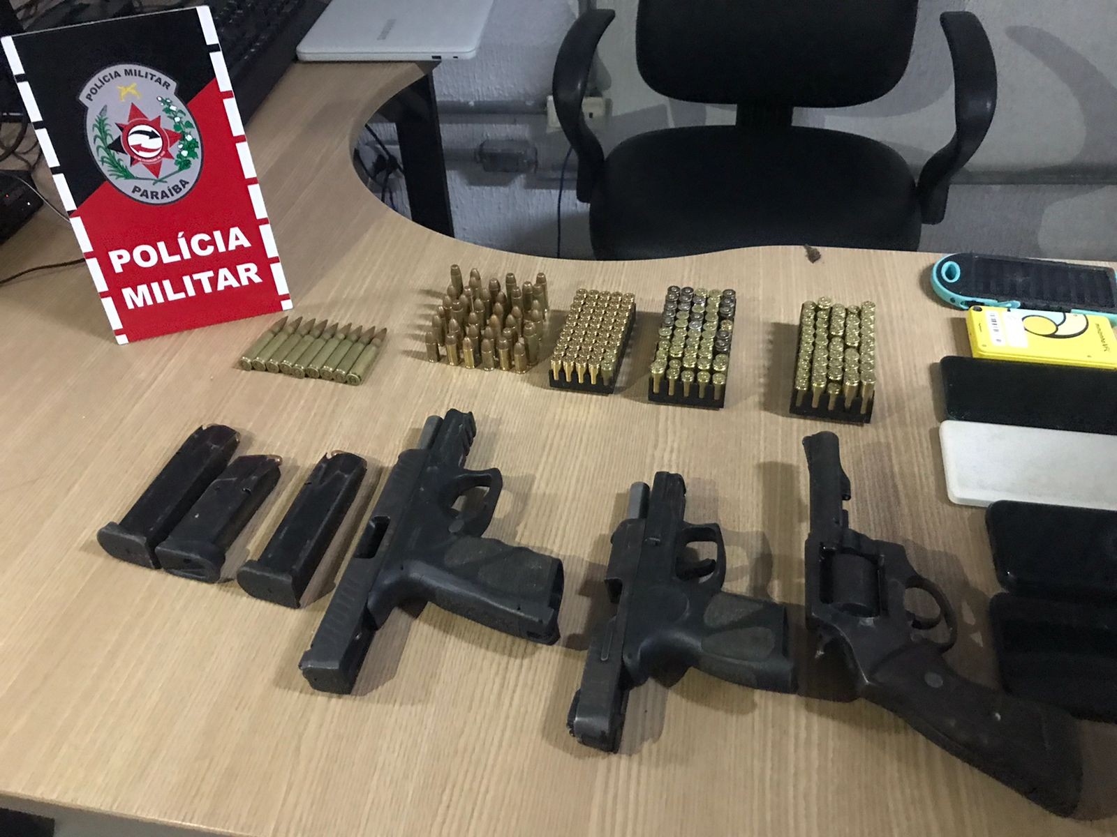 Nove suspeitos de integrar facção são presos com armas e mais de 200 munições, em Lucena, PB