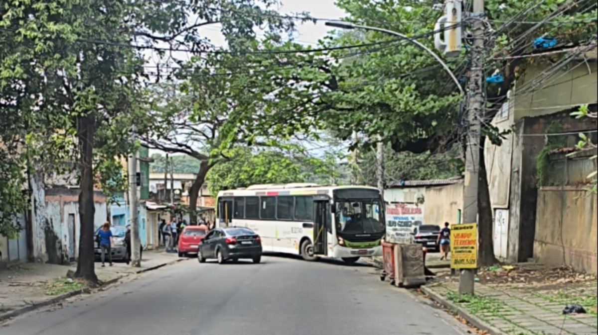 Dois ônibus são usados como barricadas e linhas têm desvios no Chapadão