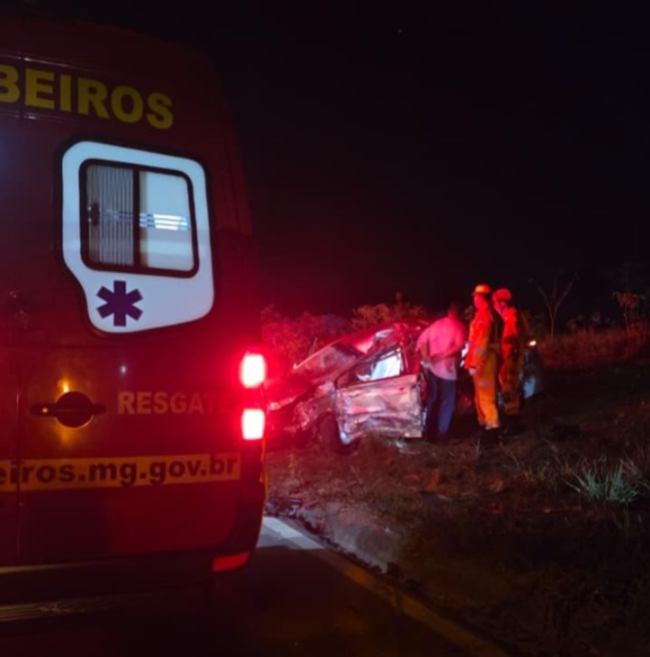 Mãe morre, e marido e bebê de 4 meses ficam feridos em batida entre carro e caminhão em MG