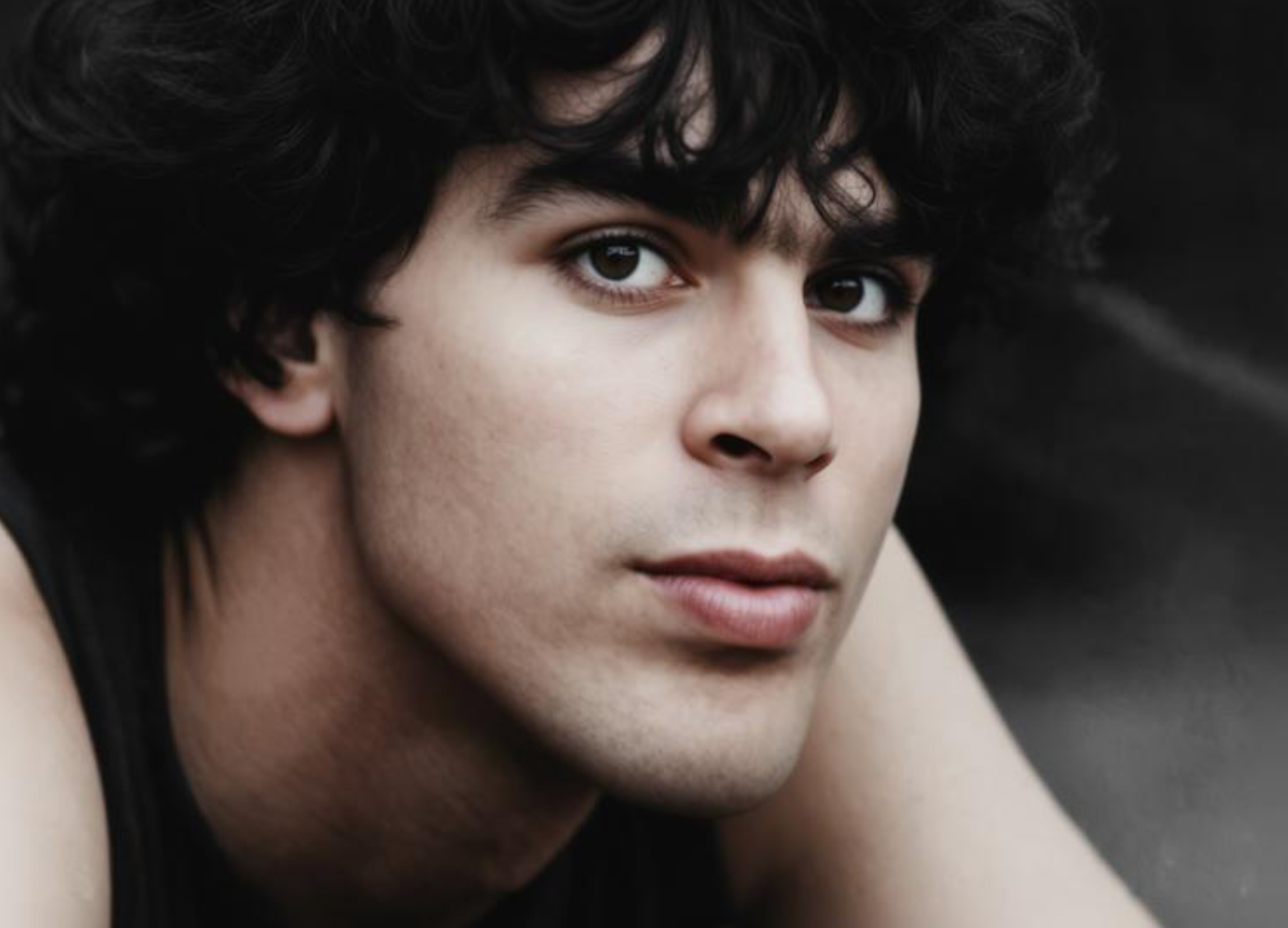 Antonio Villeroy destampa a panela do passado no EP ‘1980’s’ e nas músicas que compõem ‘Cadernos de viagem’