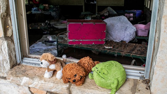 Terror e tragédia no Texas: como era o acampamento 'Camp Mystic', onde 27 meninas e monitoras morreram em enchente - Dormitórios ficam próximos da margem do Rio Guadalupe, que inundou em poucos minutos durante a madrugada de sexta-feira (4). Ainda há meninas desaparecidas.