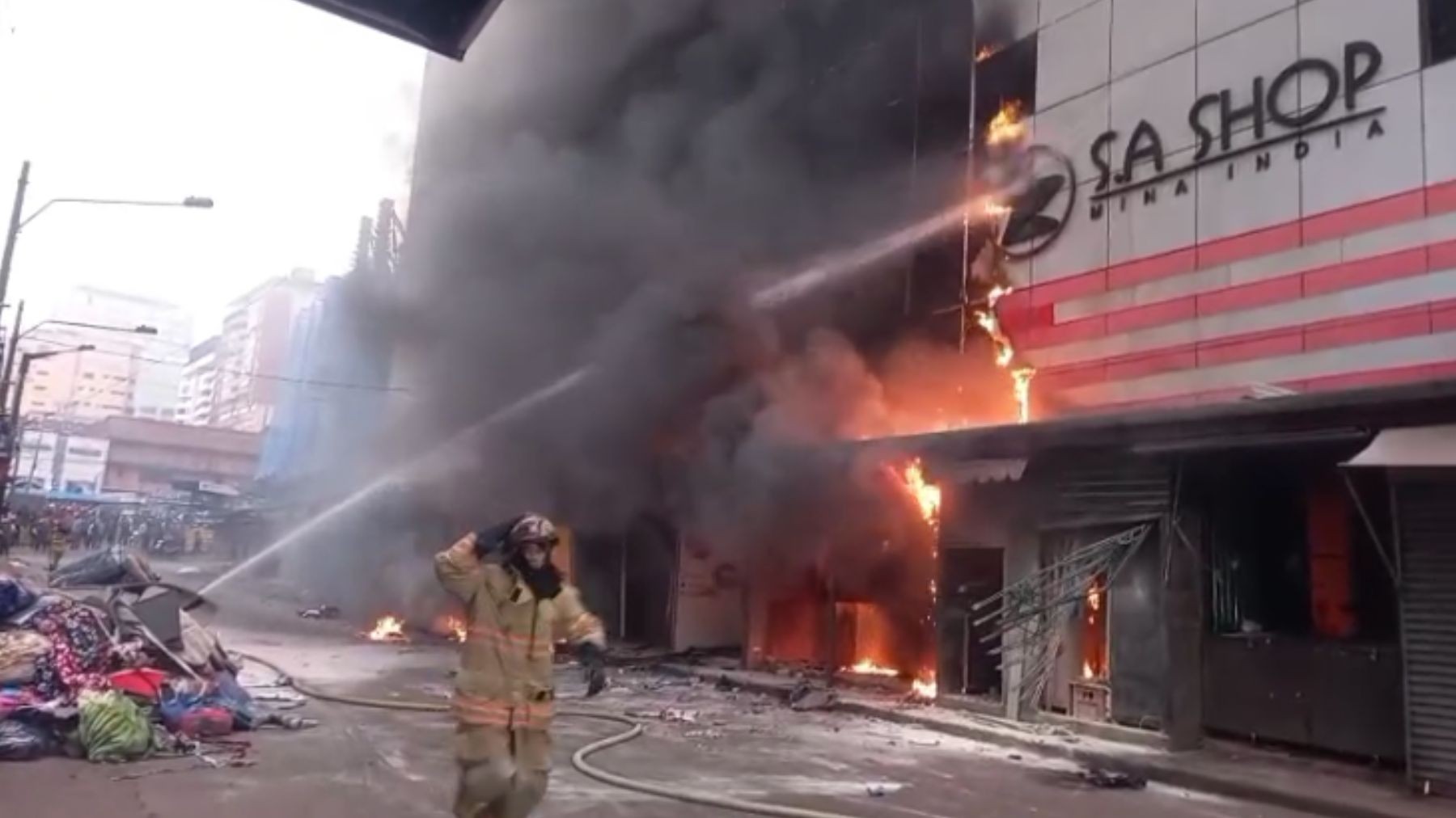Incêndio destrói cerca de sete barracas de venda e atinge shopping no Paraguai