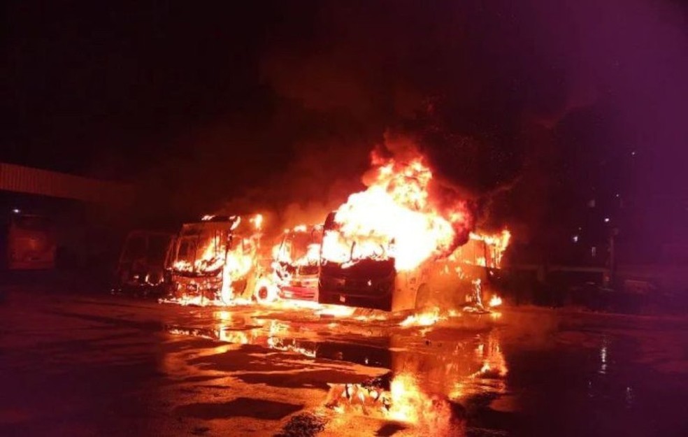 Bombeiros combatem incêndio em garagem de ônibus na Região Central de Minas, Minas Gerais