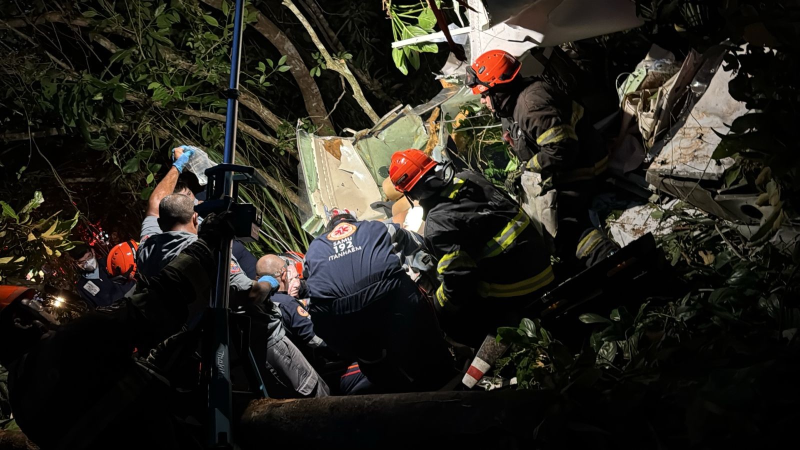 Avião cai em aldeia indígena e deixa um morto e um ferido no litoral de SP