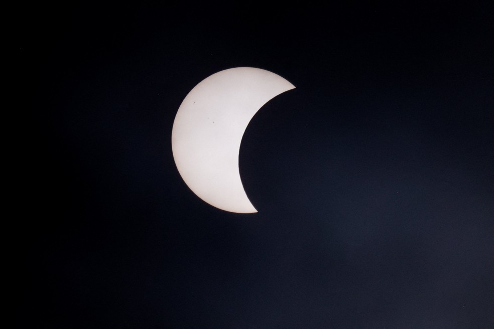 A Lua encobre parcialmente o Sol durante o eclipse solar visto de A Coruña, na Espanha, nesta quarta-feira (12). — Foto: Miguel Vidal/Reuters