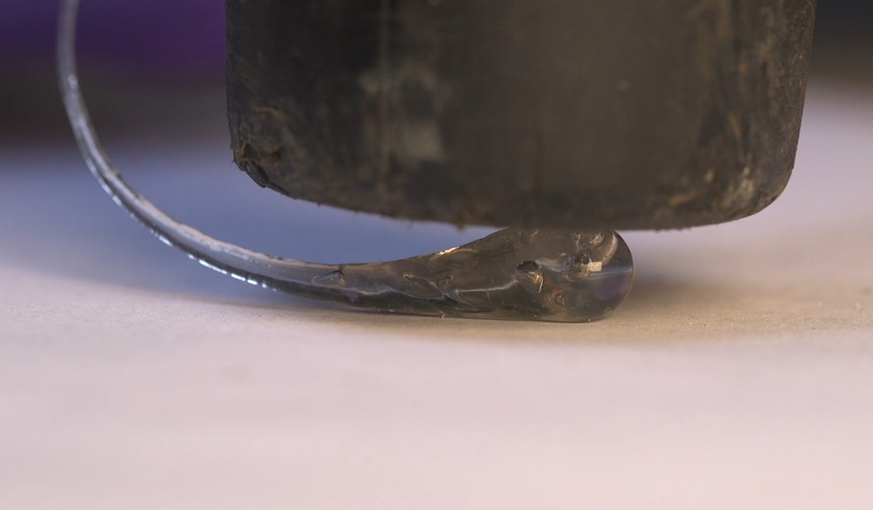 Prensa pode exercer força de toneladas e, ainda assim, não quebrar a gota — Foto: Perdue University