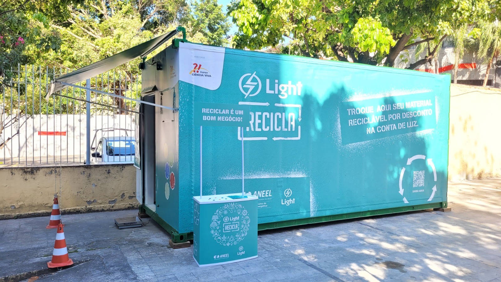 Light inaugura ponto de reciclagem na Tijuca com troca de lixo por desconto na conta de luz