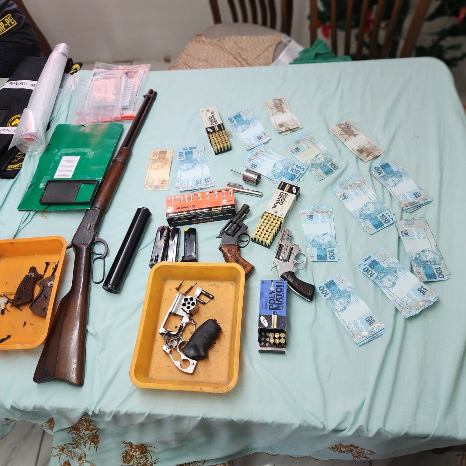 Operação desarticula organização criminosa voltada ao tráfico de drogas e armas em PE e PI; grupo recebia vazamentos de dados da polícia