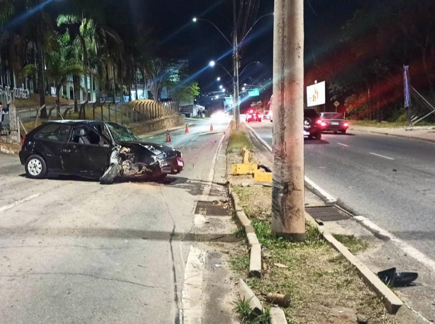 Motorista embriagado é preso após bater carro em poste em Poços de Caldas; veja outros acidentes