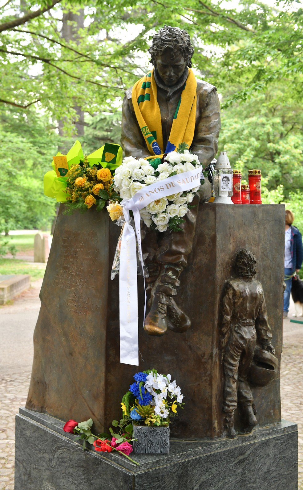 Estátua de Ayrton Senna em Imola recebe homenagens no aniversário de 30 anos da morte do piloto — Foto: Jennifer Lorenzini/Reuters