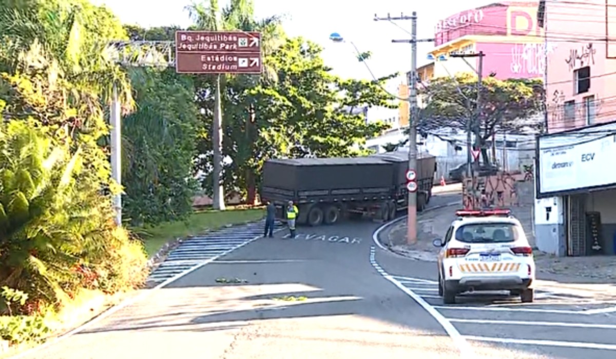 Carreta carregada com 40 toneladas de milho trava acesso da Avenida Prestes Maia, em Campinas