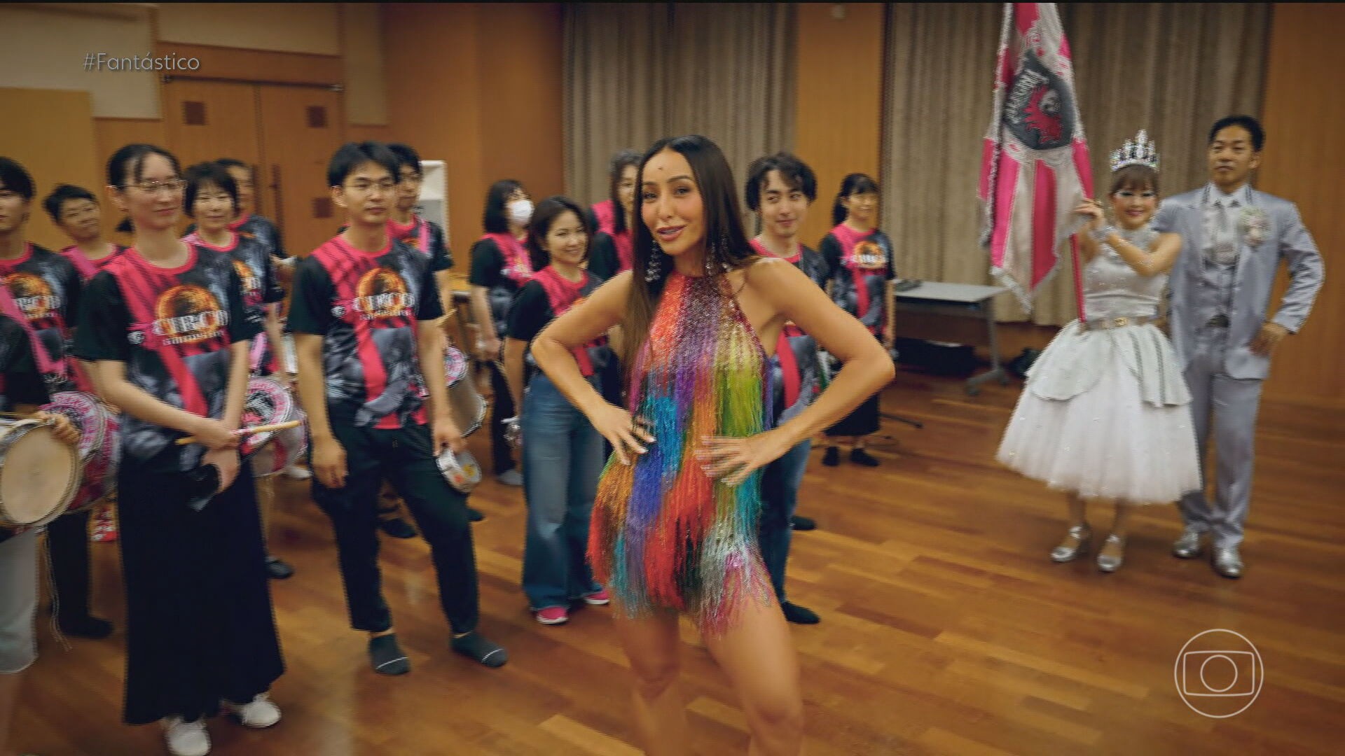 Tem carnaval no Japão? Sabrina Sato cai no samba no último episódio de 'Essa Eu Quero Ver'