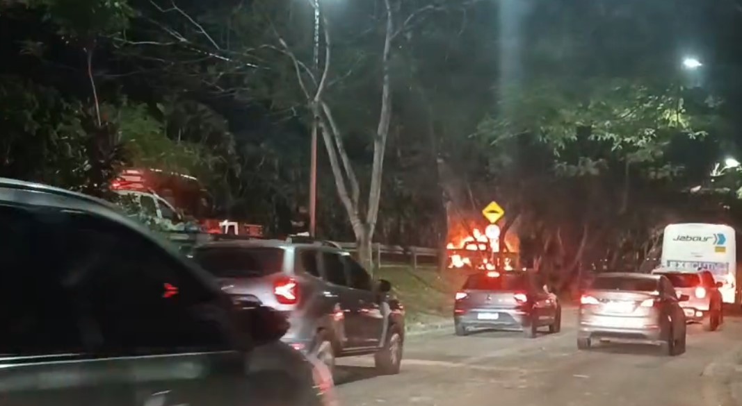 Carro pega fogo na Autoestrada Lagoa-Barra e provoca retenção