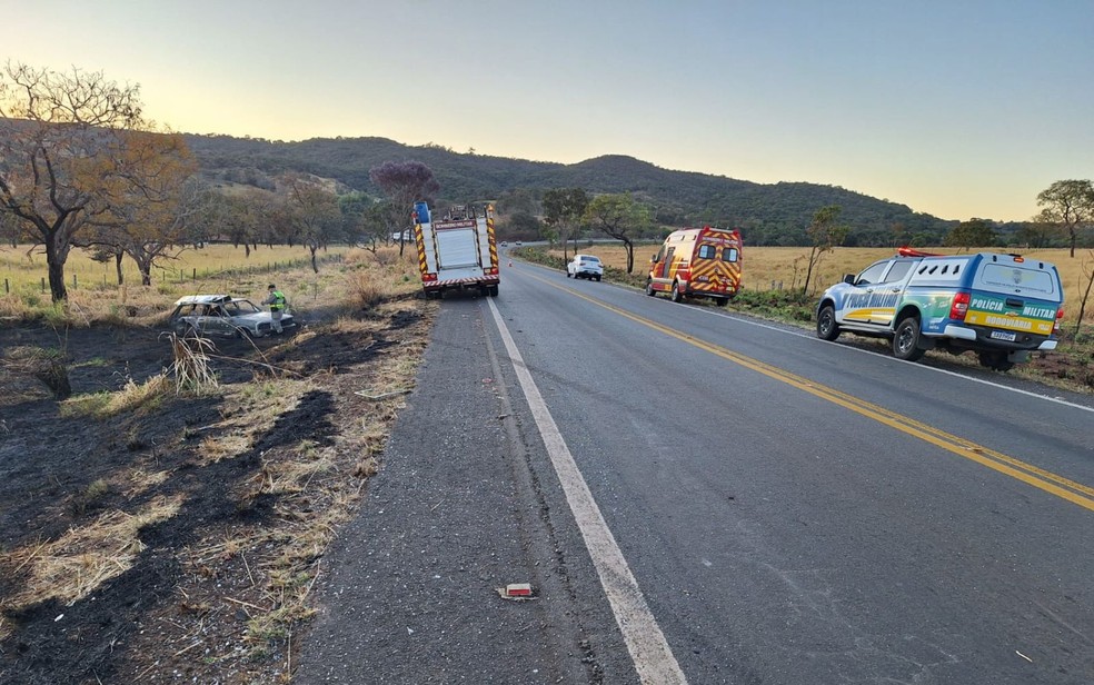 Acidente mata homem carbonizado e deixa dois feridos na GO-020, em Bela Vista de Goiás — Foto: Divulgação/Corpo de Bombeiros