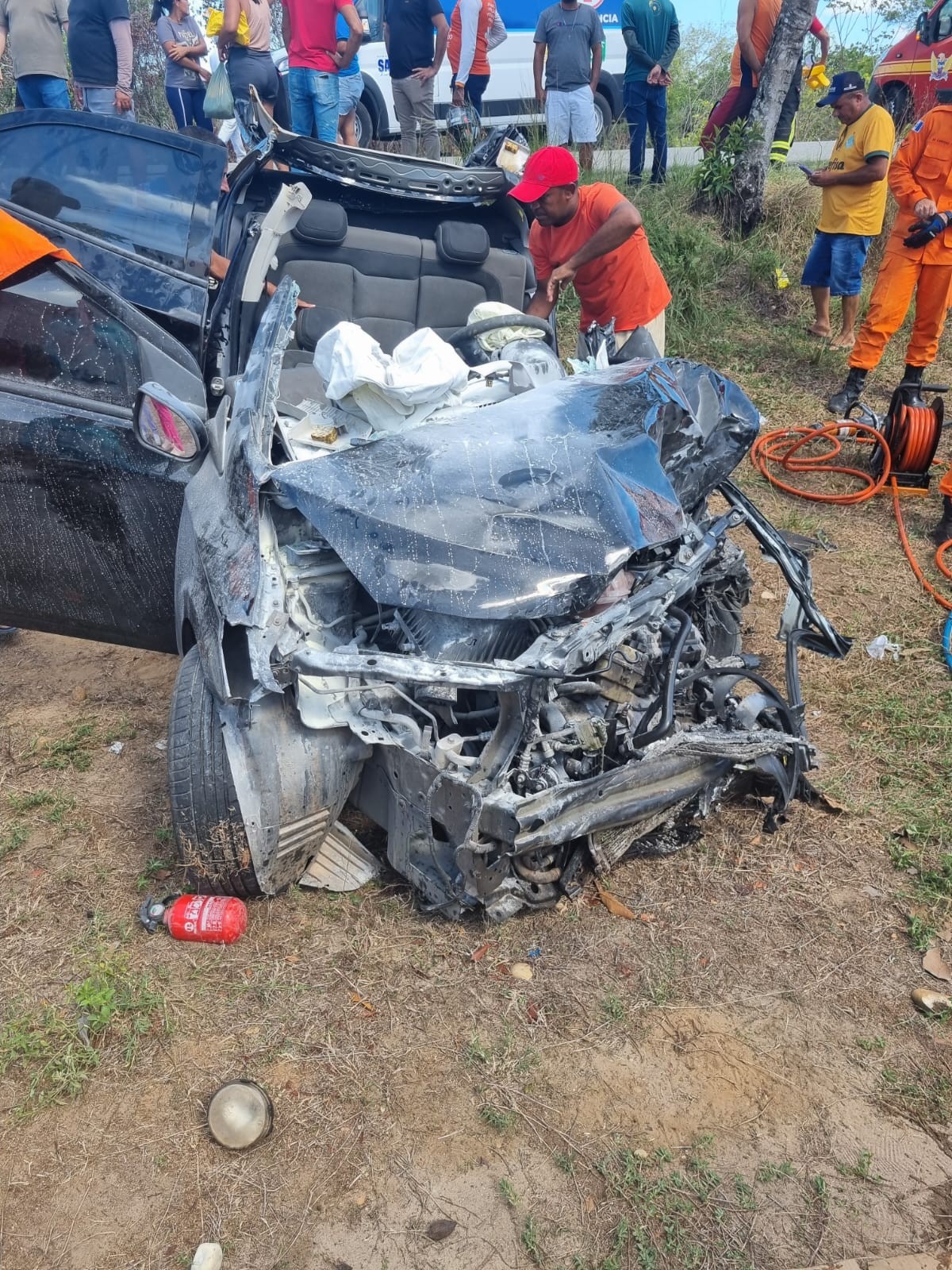 Colisão entre caminhão e carro deixa mulher presa às ferragens na AL-101 Sul, em Piaçabuçu; VÍDEO