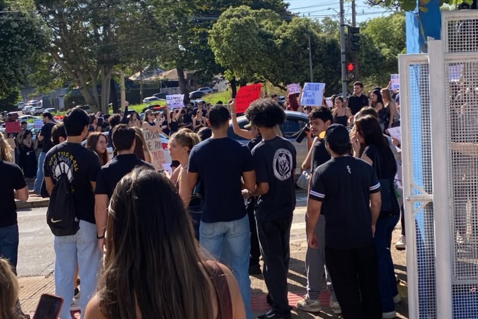 Alunos protestando na Rua Ceará, em Campo Grande — Foto: Reprodução