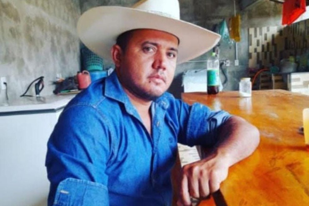 Cleuco Gomes de Brito, 40 anos, está foragido e é procurado pelo duplo homicídio — Foto: Reprodução