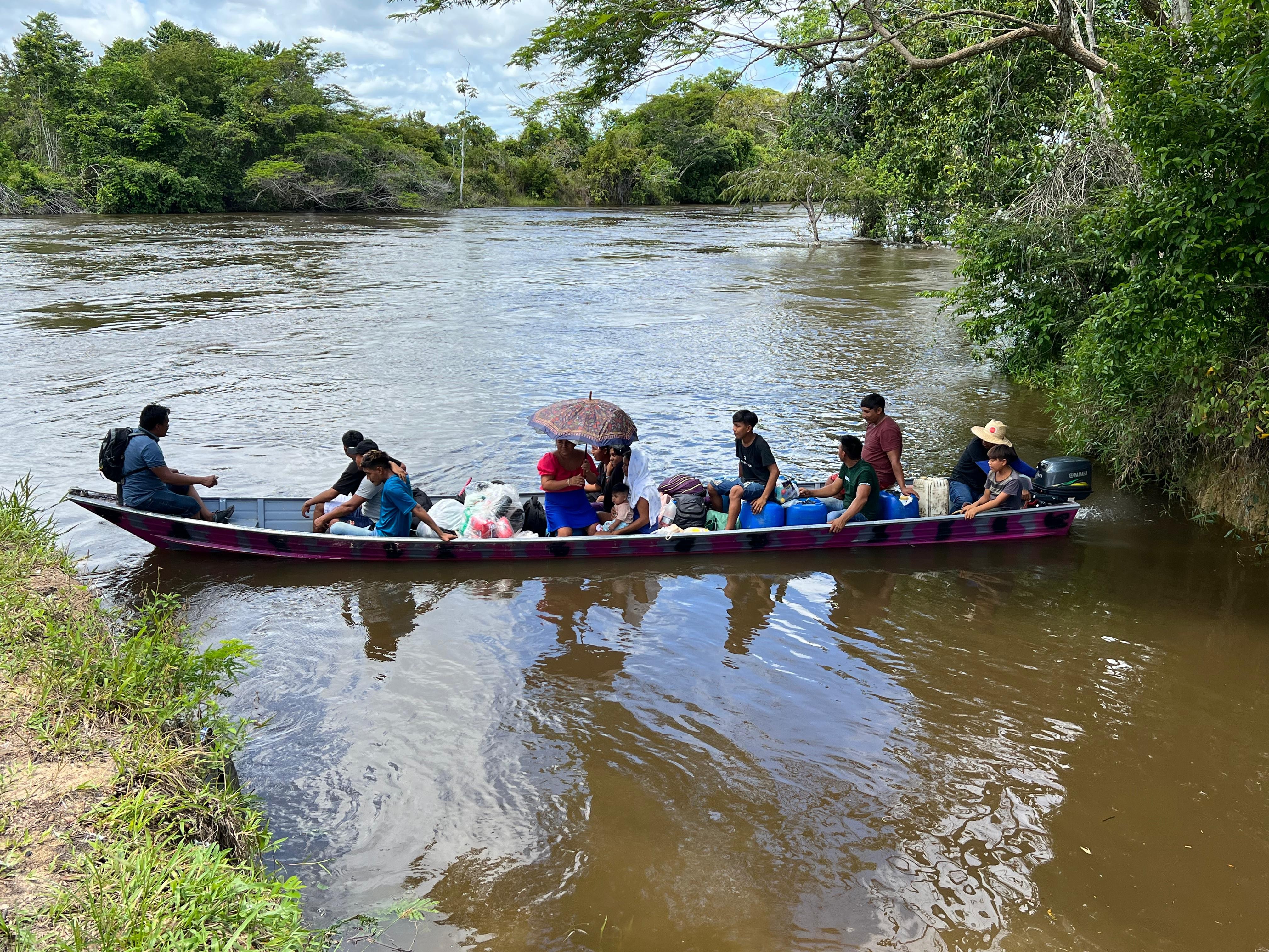 Indígenas Wai Wai estocam mantimentos e se preparam para cheia de rio no Sul de Roraima