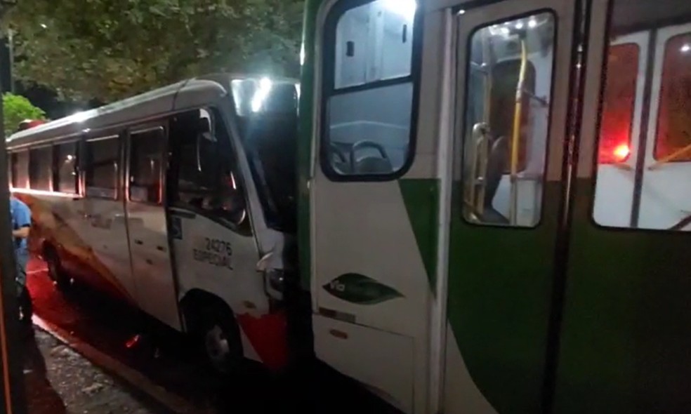 Colisão entre ônibus e micro-ônibus deixa nove feridos em Manaus — Foto: Corpo de Bombeiros