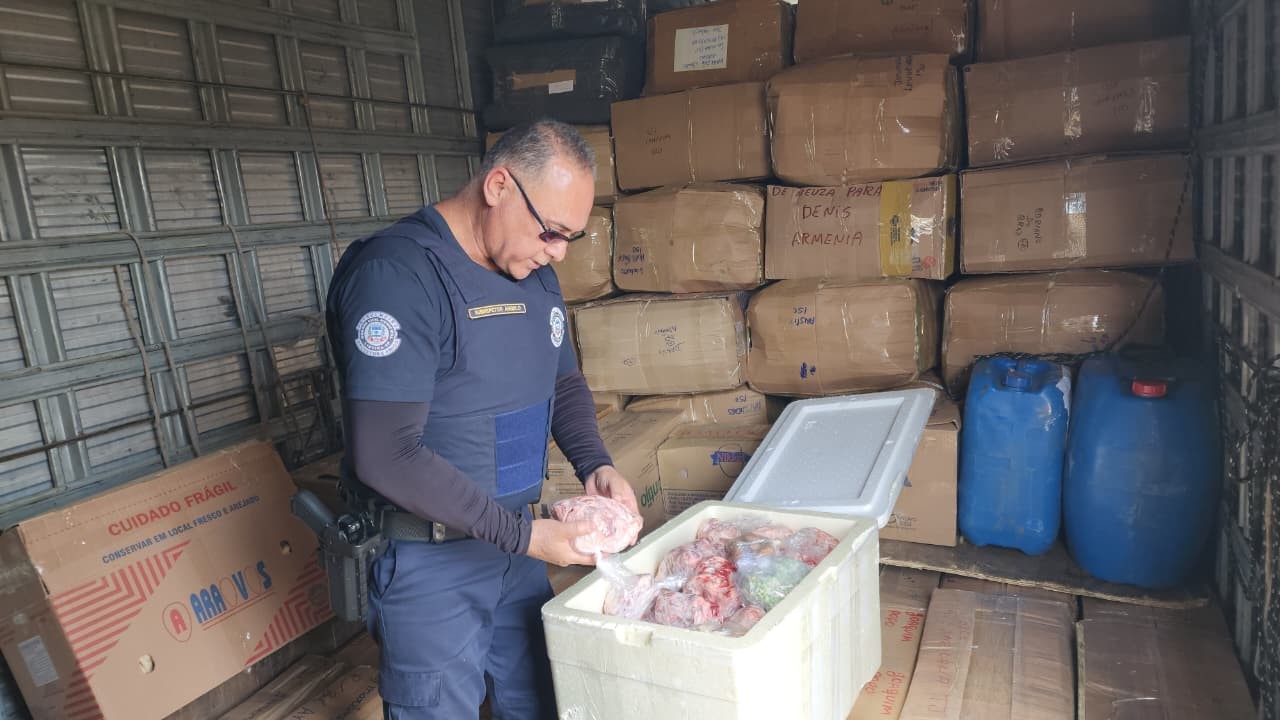 GCM encontra toneladas de alimentos sem refrigeração após parar caminhoneiro por falta de cinto de segurança em Limeira