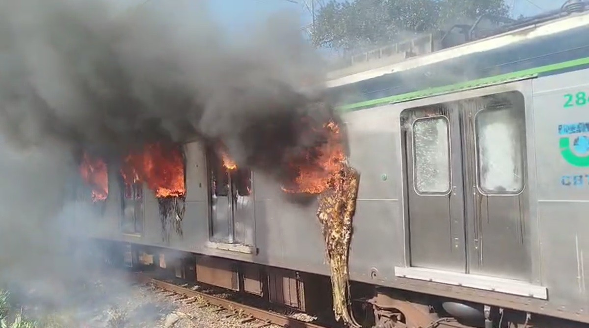 Trem que levava passageiros pega fogo no Metrô do Recife; VÍDEO