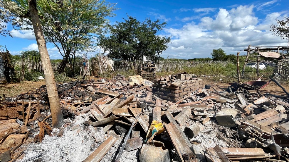Além das casas, roupas, documentos e objetos pessoais foram perdidos em acampamento do MST — Foto: Carla Batista/MST